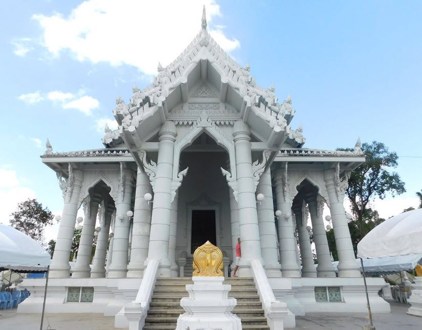 Белый храм (Wat Kaeo Korawaram)