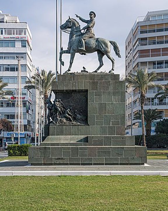 Конный памятник Ататюрку
