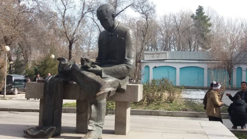 Памятник Аулкасиму Лахути