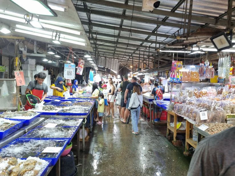 Lanpho Nakluea Market
