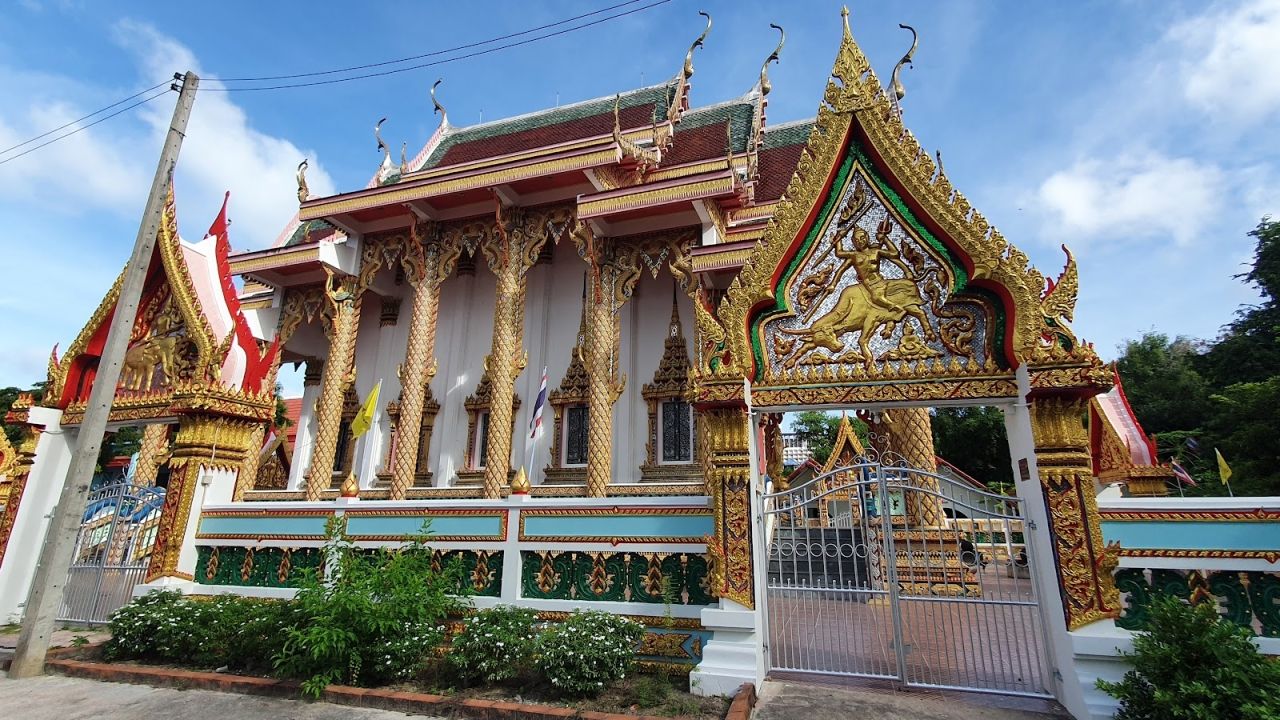 Храм Wat Mai Hat Krathingthong