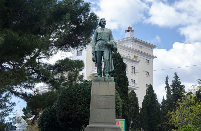 памятник Горькому