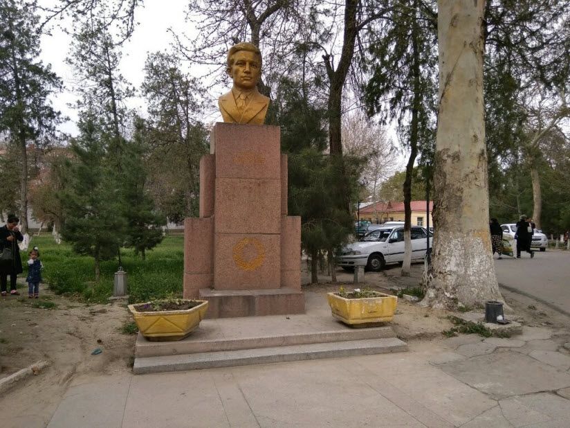 Бюст Файзуллы Ходжаева