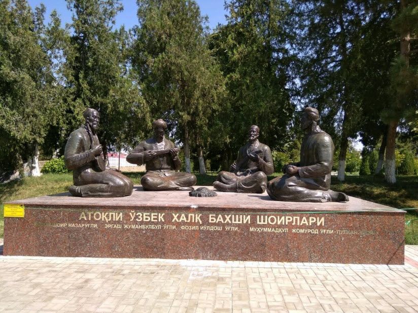 Памятник узбекским народным поэтам Бахши