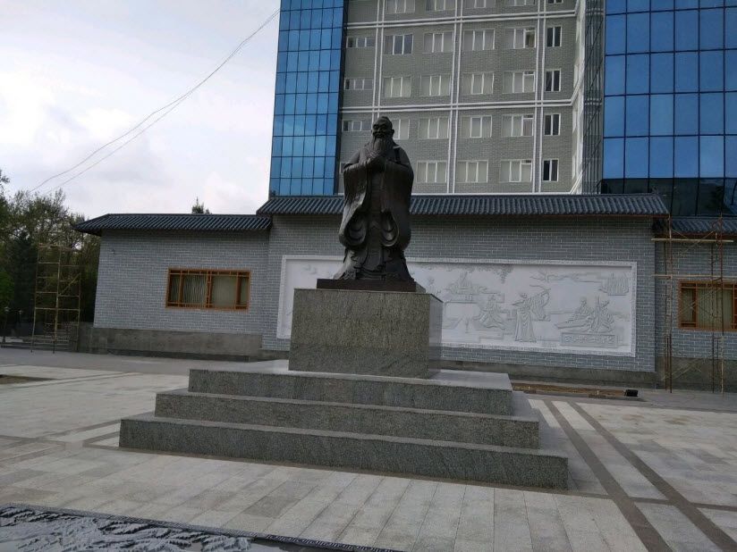 Памятник Конфуцию