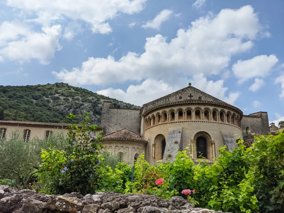 Сен-Гильем-ле-Дезерт (Saint Guilhem-le-Desert), Монпелье