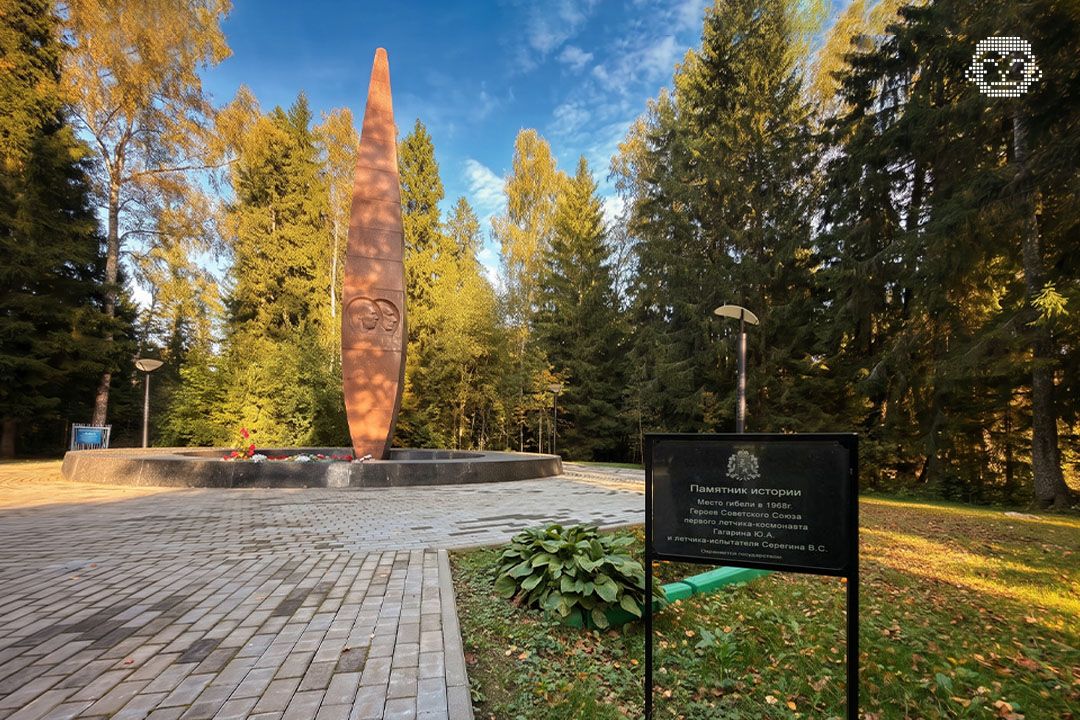 Красная гранитная стела и самолет МиГ у мемориала Юрия Гагарина в Новосёлово