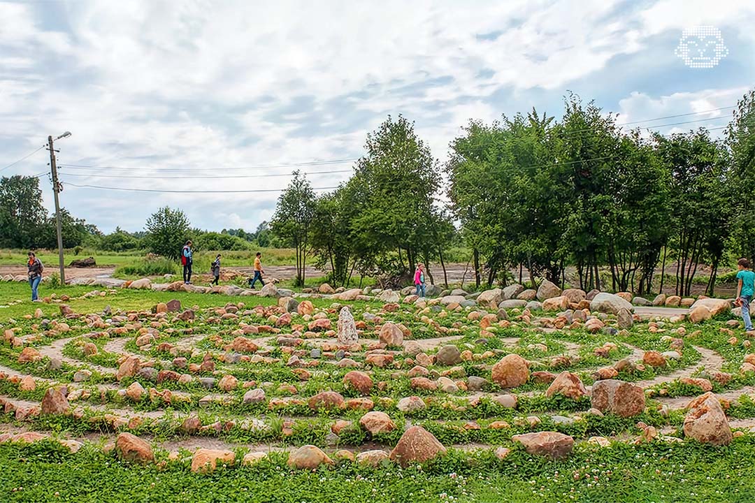 Выложенный из массивных валунов каменный лабиринт и кромлехи в парке Киржача