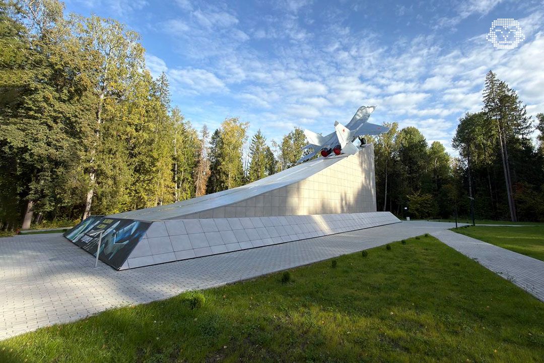 Мемориальный комплекс памяти Юрия Гагарина с самолетами МиГ-15УТИ и МиГ-29 в лесу