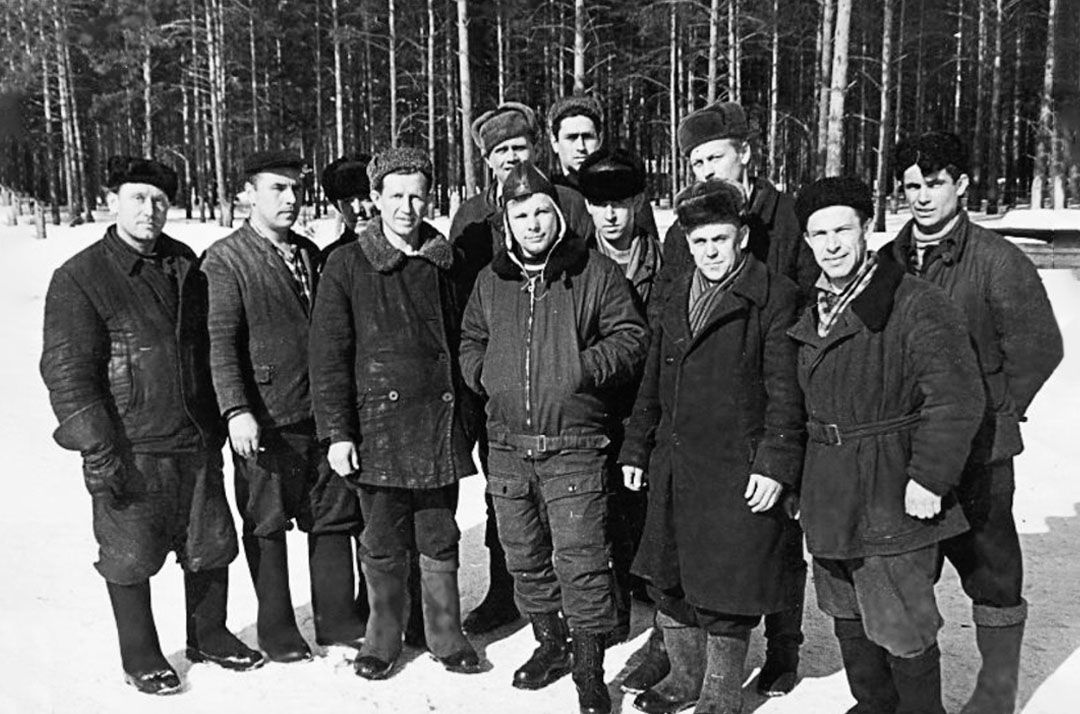 Архивный снимок: летчик-космонавт Юрий Гагарин среди специалистов Института парашютостроения.